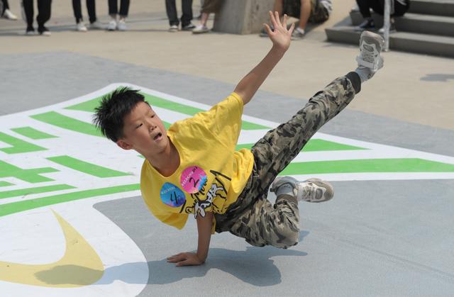 “安利‘511’我要腰”今开晒街舞争霸不服来战pick钟意小蛮腰