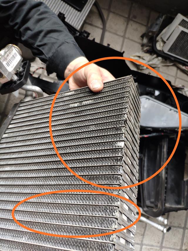 奔驰r350发动机后部漏水维修案例,奔驰r350最外侧水箱怎么拆解