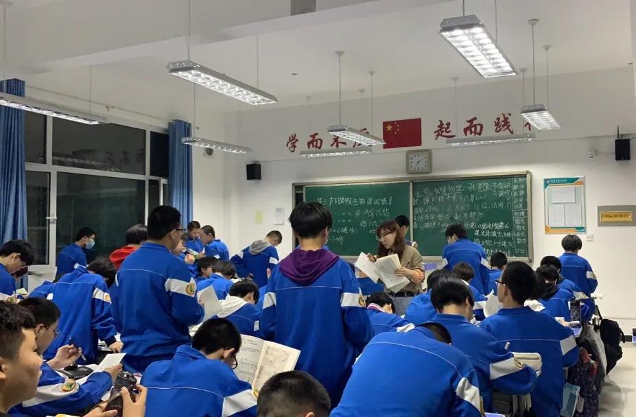 晚自习同学们在争分夺秒的学习,自习课上同学们都在埋头复习