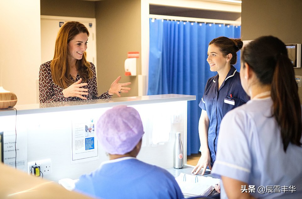 凯特王妃穿黄色连衣裙怀抱新生儿,凯特王妃穿衣小黑裙