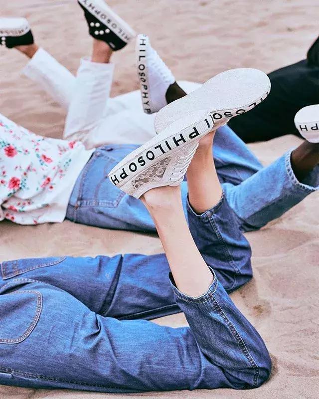 穿运动鞋为什么感觉不跟脚呢,穿运动鞋不提后跟显腿长吗