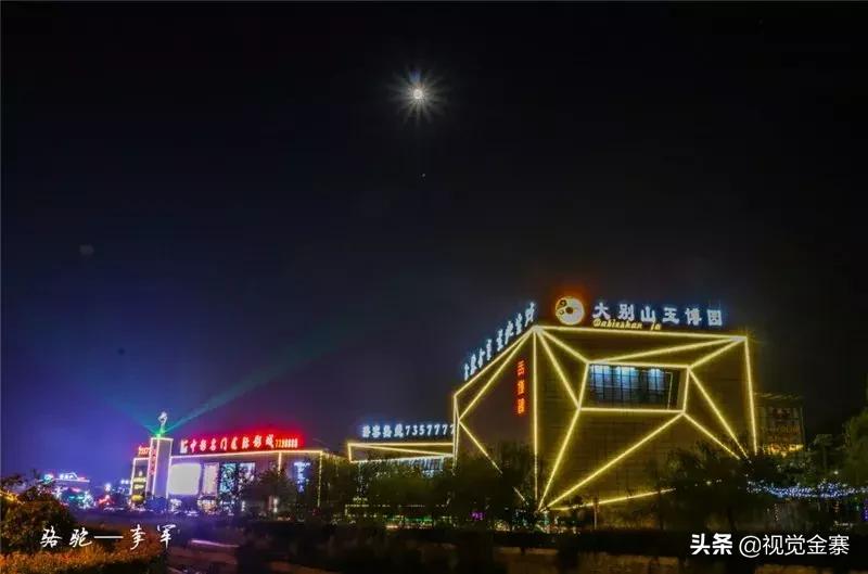 金寨城市夜晚霓虹灯璀璨,金寨山城夜景美景