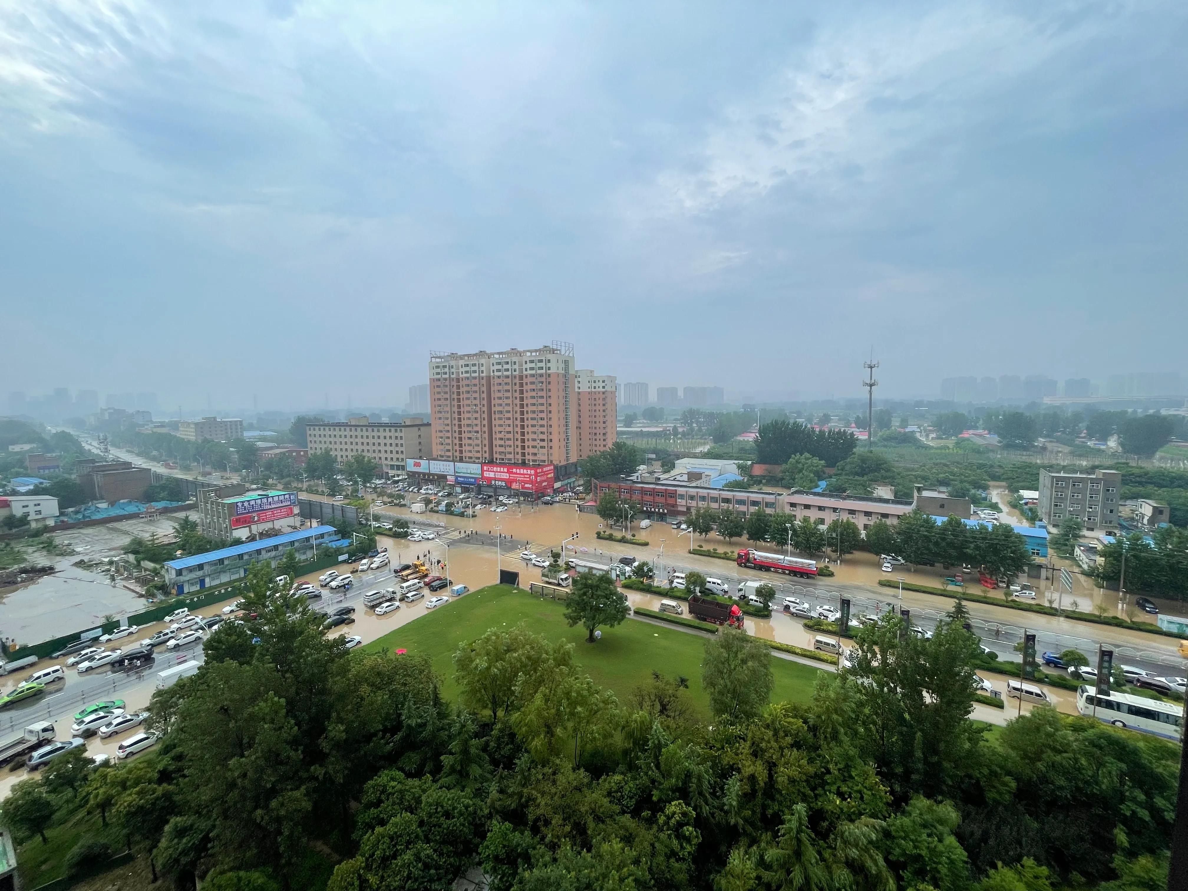 白沙镇十字路口,郑州十字路口多个红绿灯怎么走