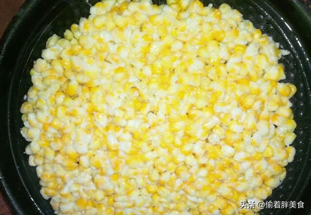 玉米烙只煎一面吗,玉米烙刚开始做为什么不粘