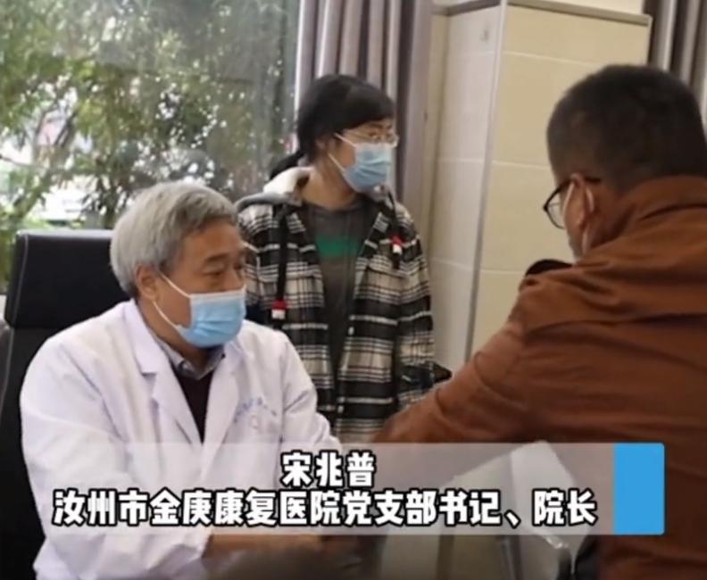 陕西一男子顽疾被老中医1分钟治好，情绪激动竖拇指哭诉：九年了