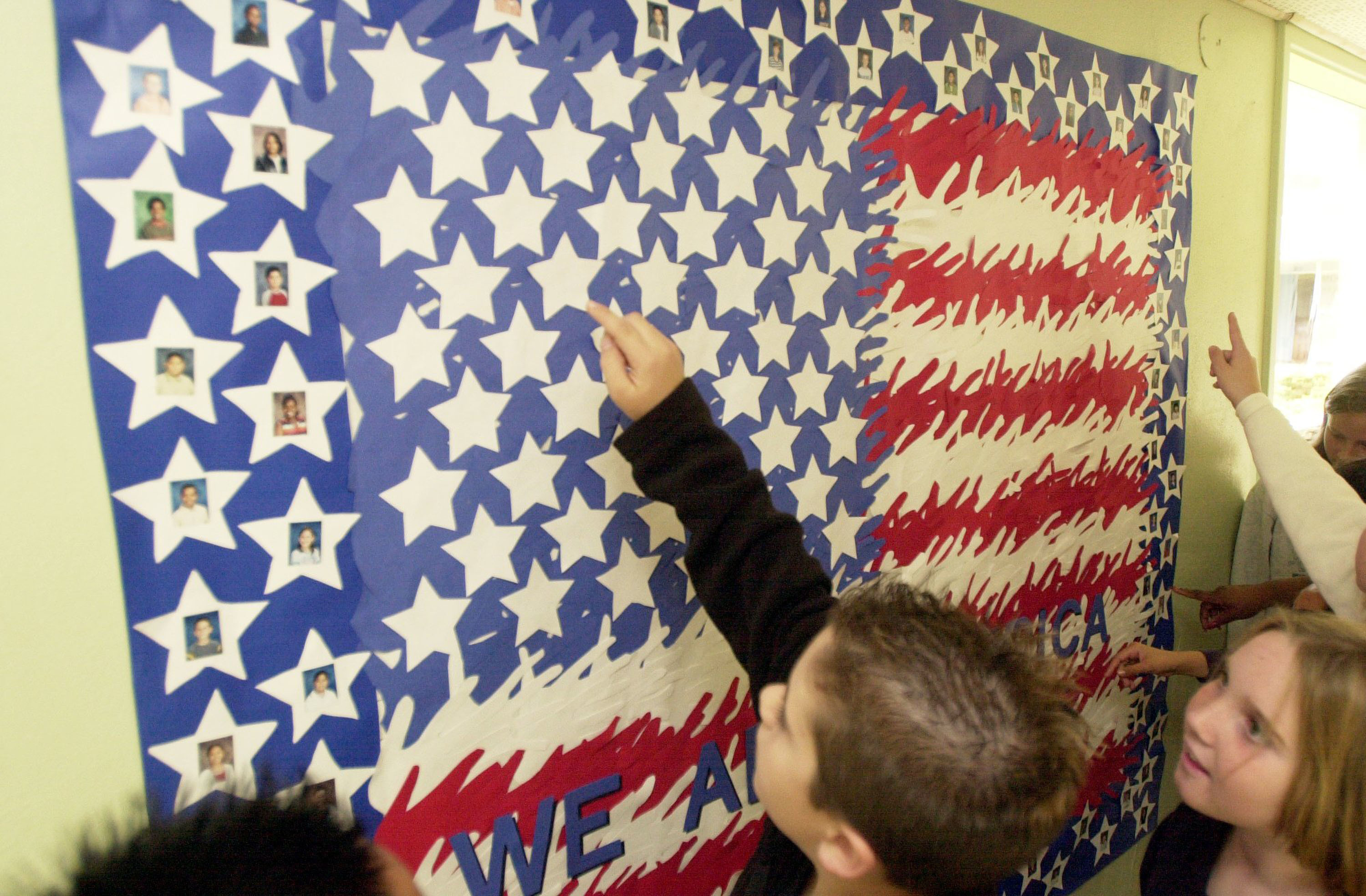 香港“废青”为何甘当洋奴？不知道“新中国哪年成立”就说明问题