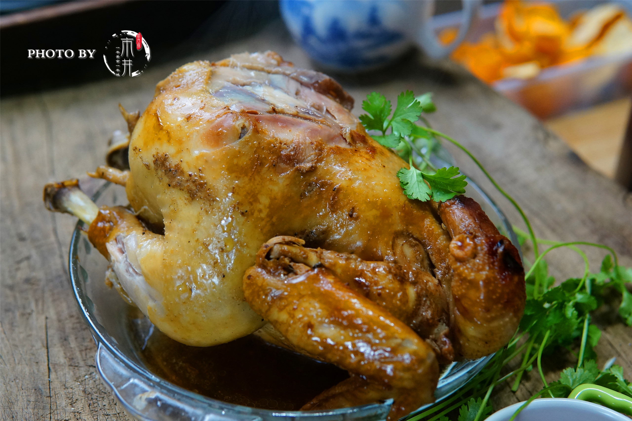 把鸡这样扔进电饭锅不加一滴水,整只鸡直接放电饭煲