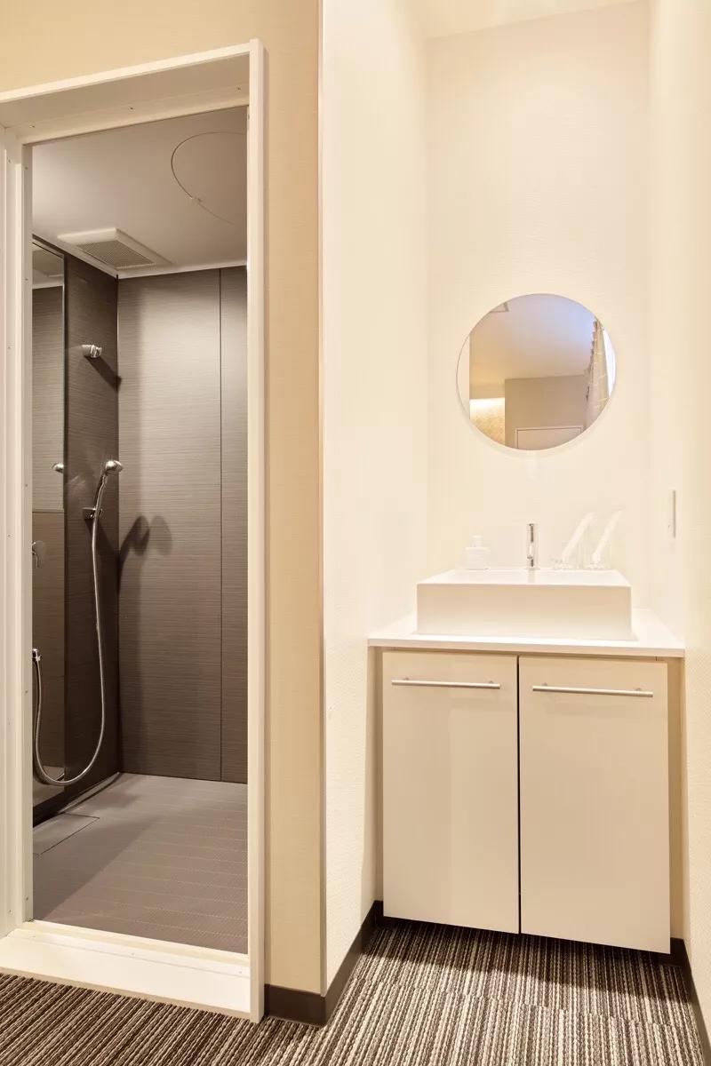 她在大阪买地并找建筑公司造了一家酒店