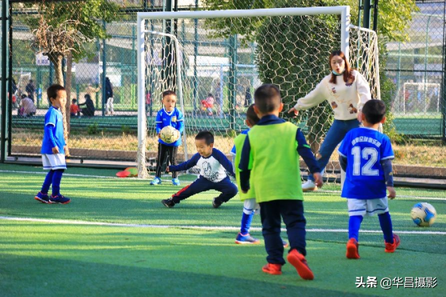 儿童足球训练搞笑瞬间,小孩足球训练10个基本动作