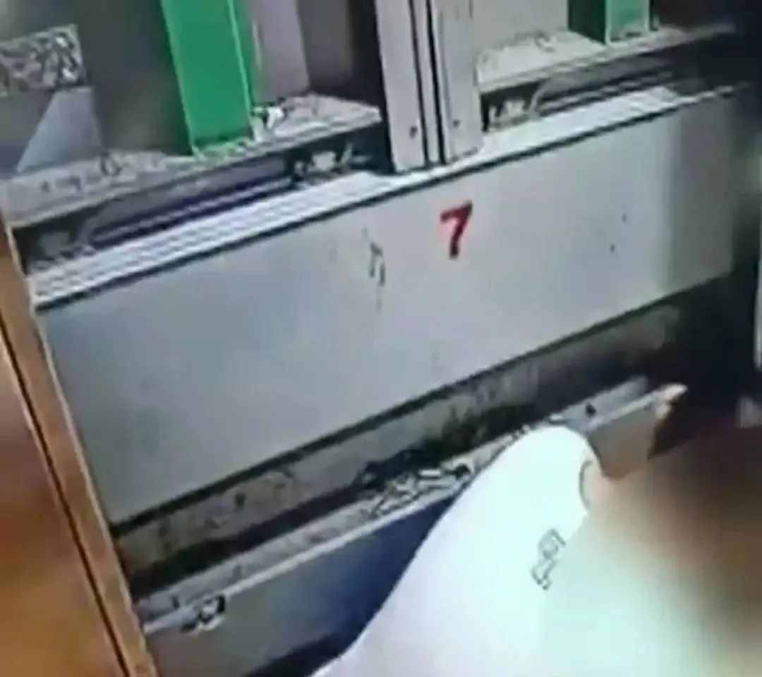 被困电梯的自救方法教程,小女孩被困电梯机智自救