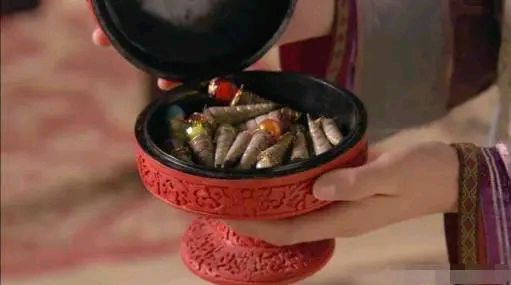 甄嬛传太后赏赐给华妃步摇片段,甄嬛第一次的赏赐都有什么