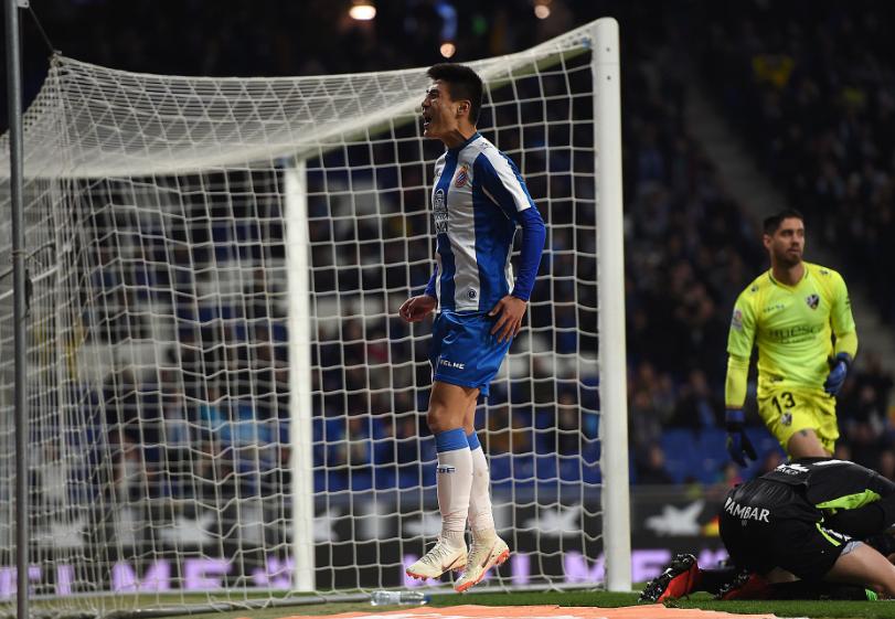 武磊射门失误的视频,武磊为铲射破门狠狠撞上门柱