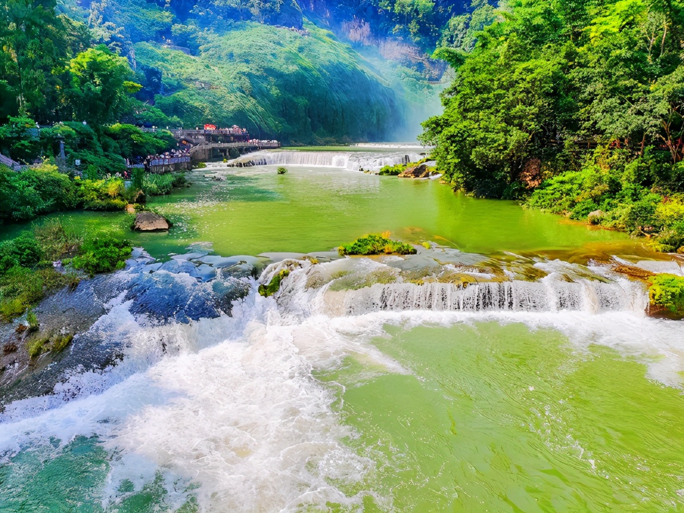 黄果树大瀑布，简直是疑是银河落九天的奇景，壮观而震撼