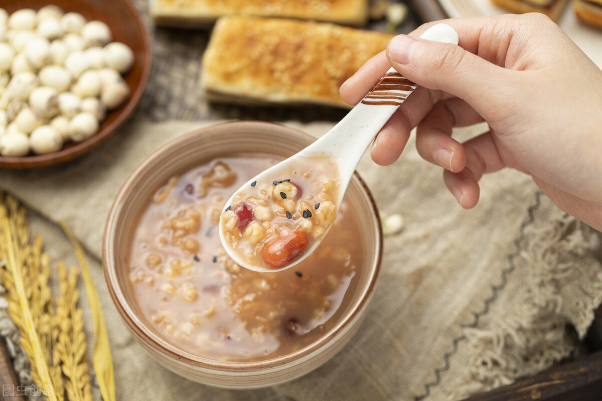 出汗多的人要吃什么,出汗多吃什么营养素好