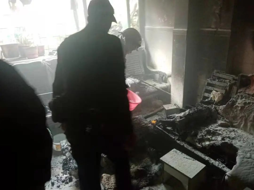 佛山一居民电热水壶短路,电水壶空烧短路引起火灾