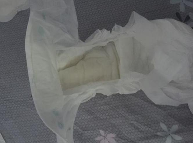 妈妈回乡下看孩子，看见满院皆是纸尿裤，了解情况以后很无奈