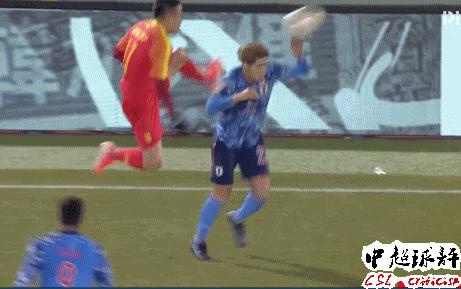 这动作比韦世豪恶劣多了：30岁国脚再现1爆头式犯规