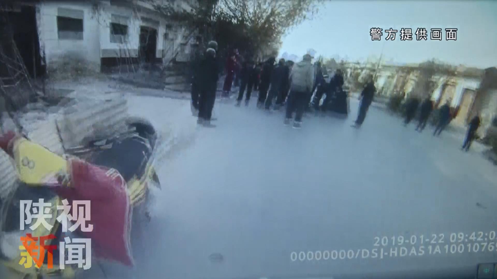 农村过白事邻居帮忙场面,农村过白事男人哭灵