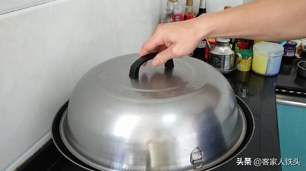 过年鸡这样吃才过瘾，嫩滑鲜香又简单营养，一人一大块吃得欢