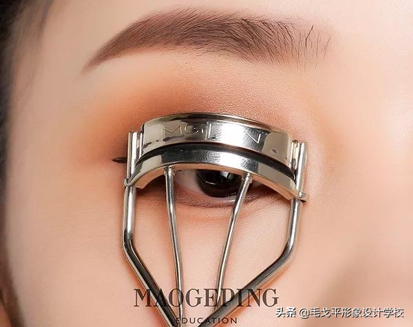 如何画眼妆才能有神又自然,娇邦电眼双头眼妆组合