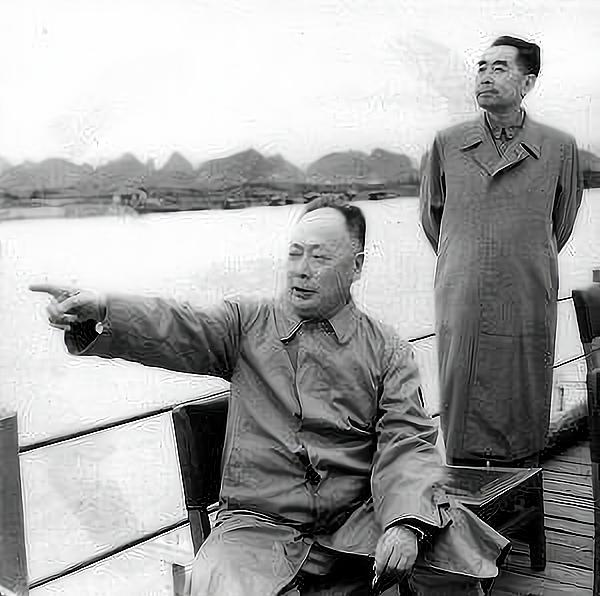 按授衔规定，陈毅不能被授予元帅，周总理提到谁让中央同意授帅？