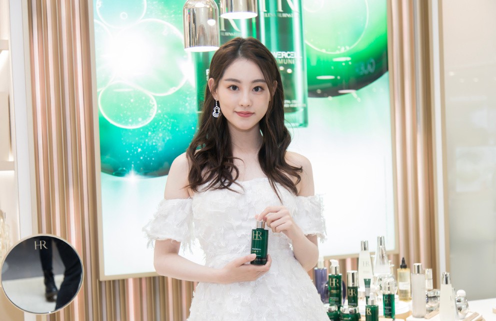 迪丽热巴杨幂高开叉长裙,她是杨幂新捧的女艺人