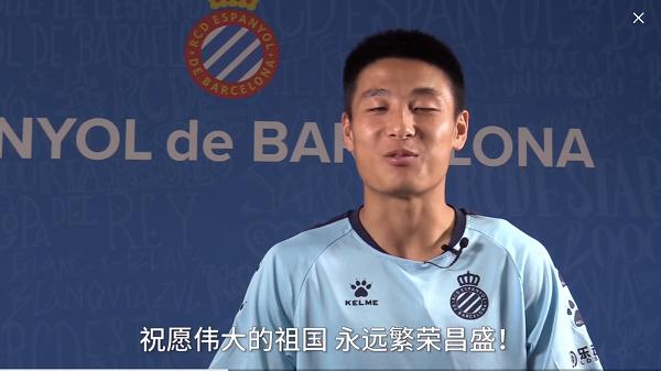 武磊发誓为中国足球贡献力量,曾拒在*旗国**上签名,他有颗爱国心