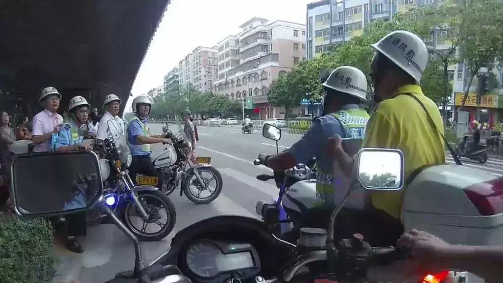 全国性试卷堵在高明大道,交警叔叔来“抢答”