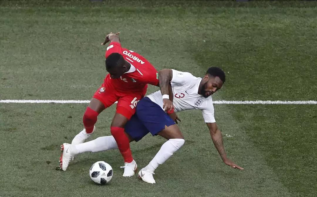 足球花式过人动作教学,花式足球杂耍穿裆过人技巧集