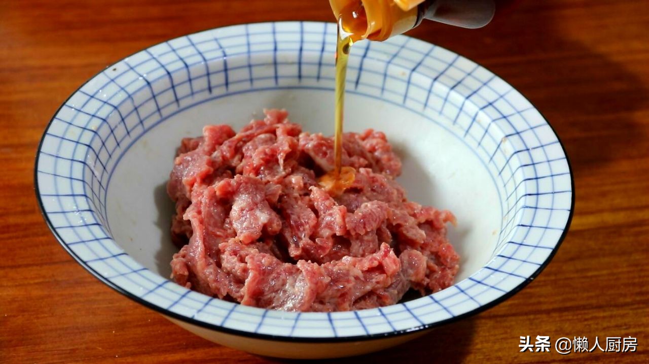 这是牛肉汤的懒人做法,肉嫩无腥味,好喝不油腻,味道香