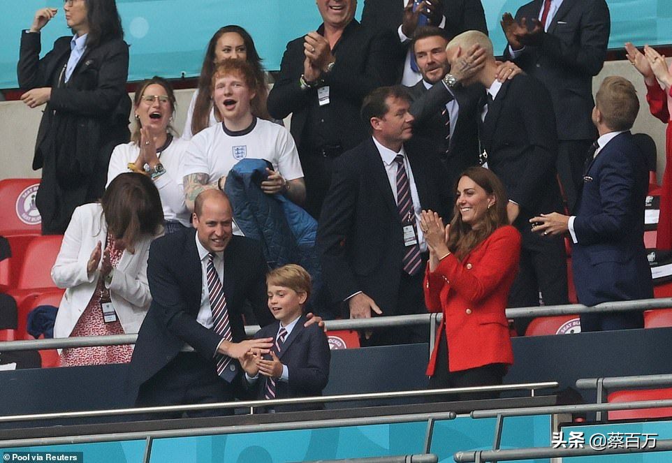 乔治王子看英格兰踢球,乔治王子穿西服看球赛