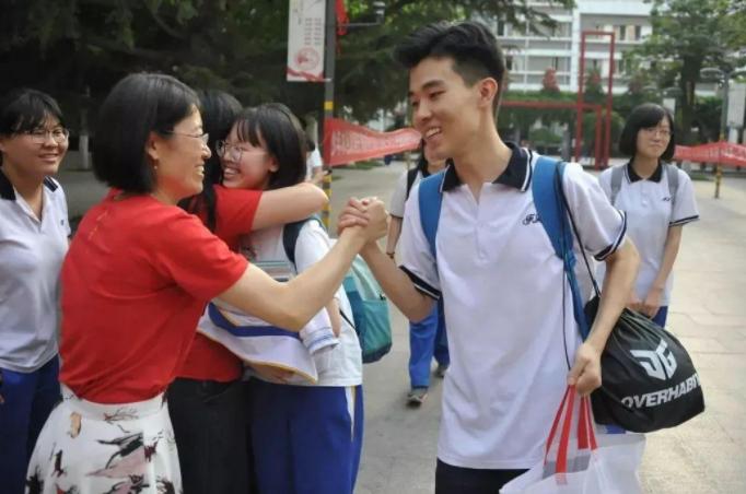 高三模拟考试不到300分怎么办,高三模拟考在二本线之间有希望吗