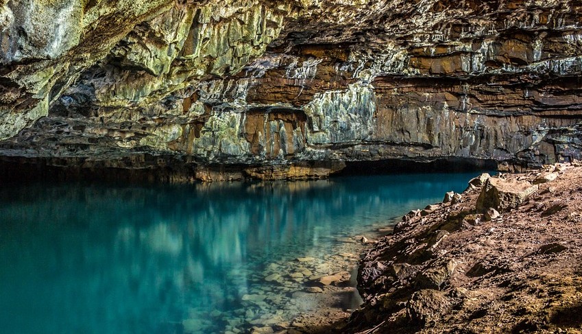 天坑的灵异事件,探险诡异地方出现诡异事件