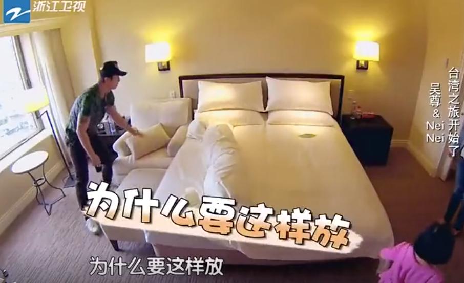 因为我不到三岁，酒店“逼”我打地铺睡