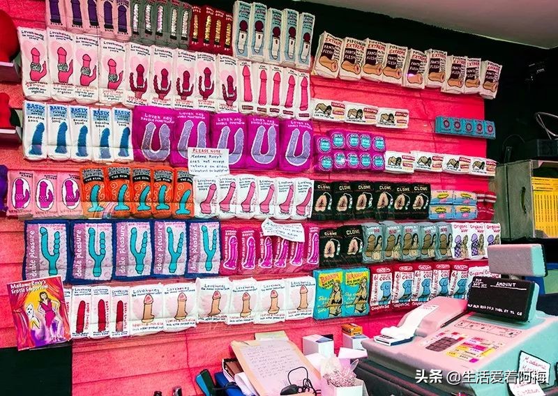 她开了间超市，卖的东西却全是假的，9000件商品，竟被一抢而空