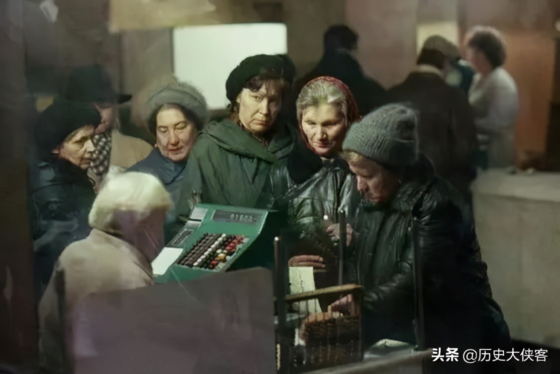 90年代的俄军大甩卖：一支牙膏换件军大衣，一个罐头换把AK