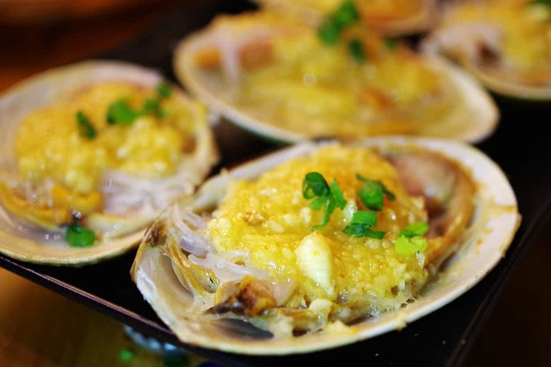 夜幕升起思北路口，285蚝味馆撸个串喝个酒聊个天！