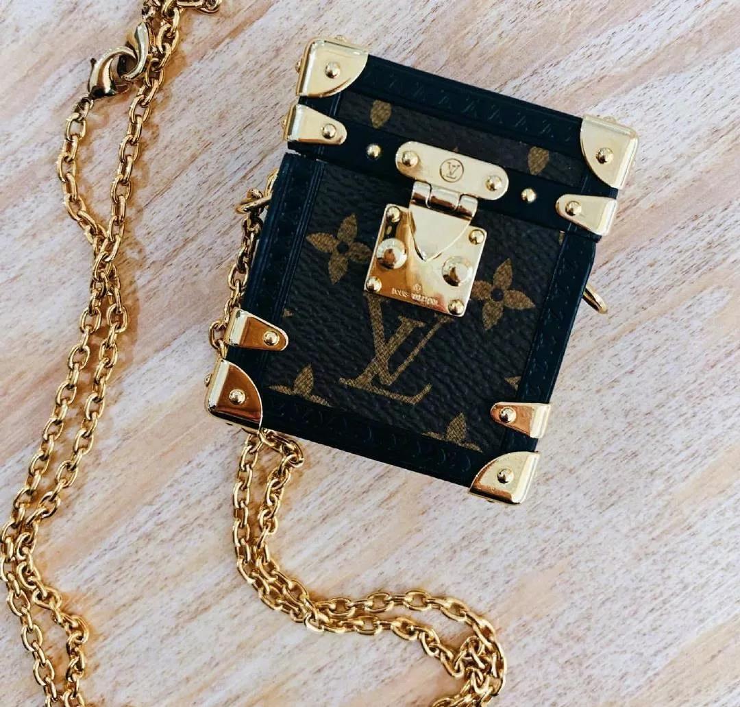 大饰所趋？不，现在时尚圈流行迷你套，连李佳琦都带货了