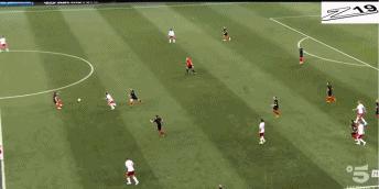 一个人扛着一支国家队足球,一个人扛着一支国家队