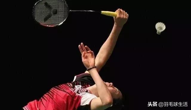 羽毛球手腕发力技巧正手高远球,羽毛球后场高远球挥拍发力细节