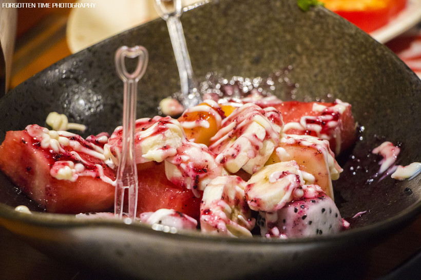 等待烤盘上的肉，就像是异地恋的情侣，看得见却吃不到