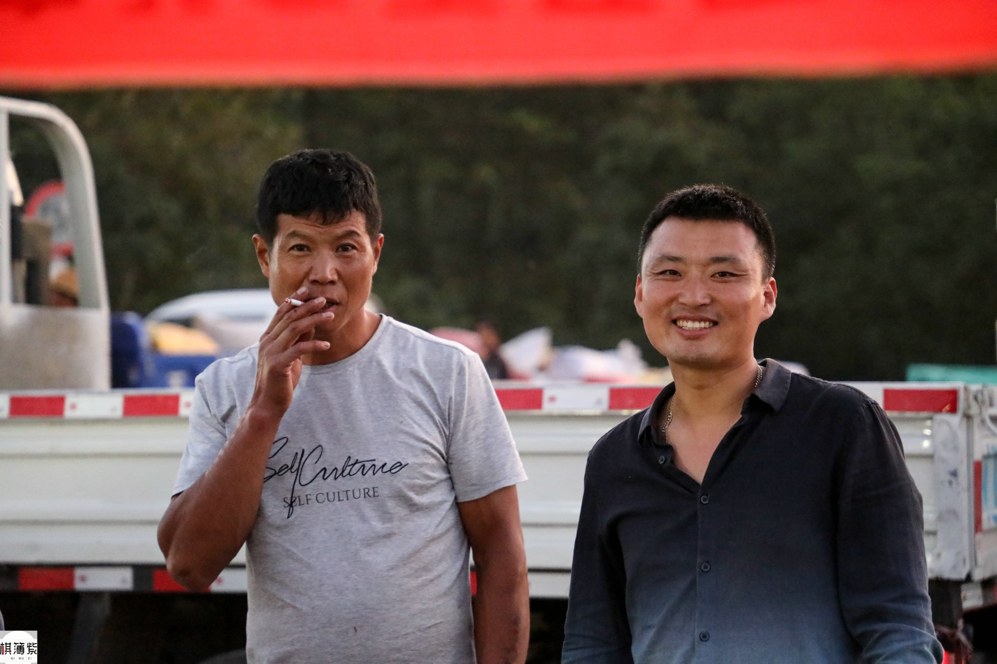 百元钞票每天要数一万张！想扫码？不行，卖板栗的农民只认现金