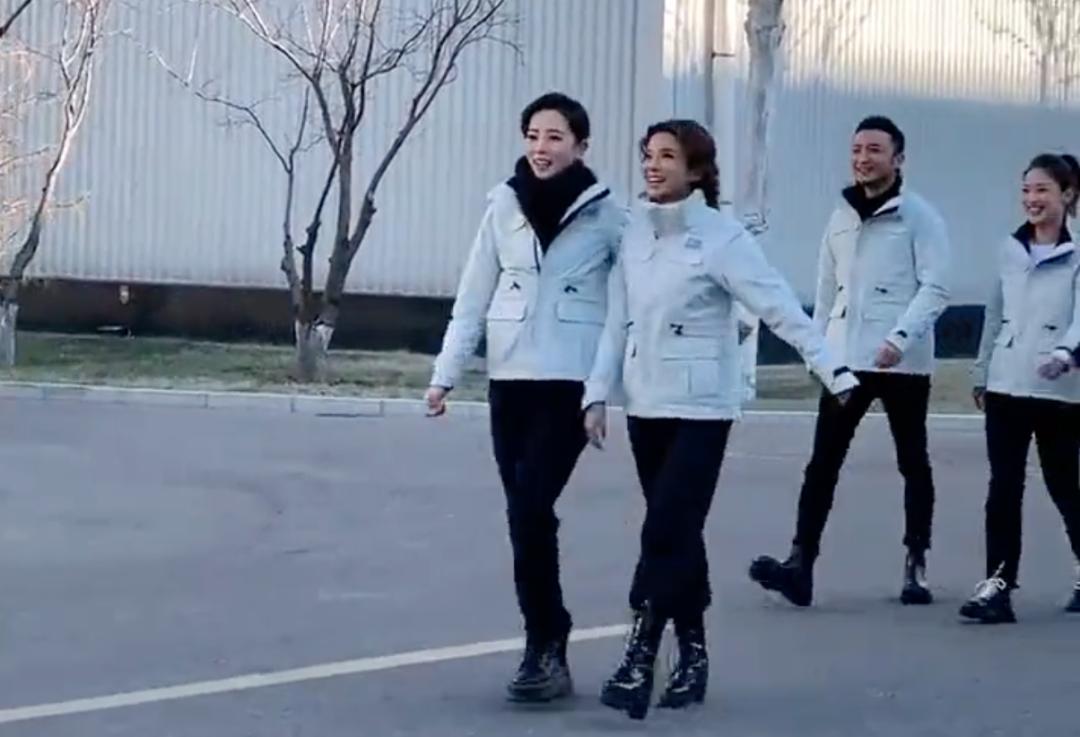 任鲁豫与康辉照片对比,康辉任鲁豫国家主持人方队