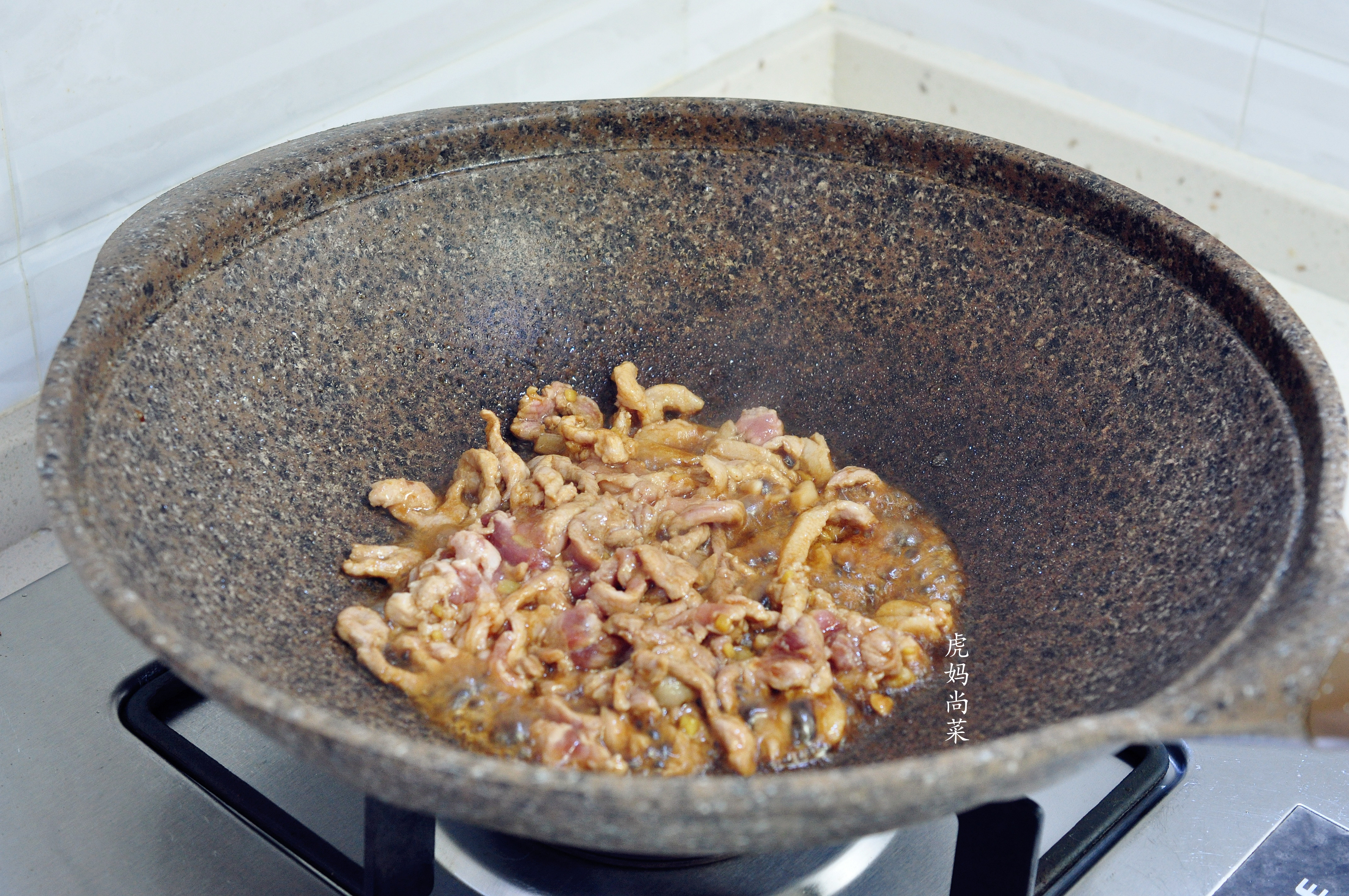 炒米粉，不用泡不用煮，直接炒就松散又入味，菜多香喷喷