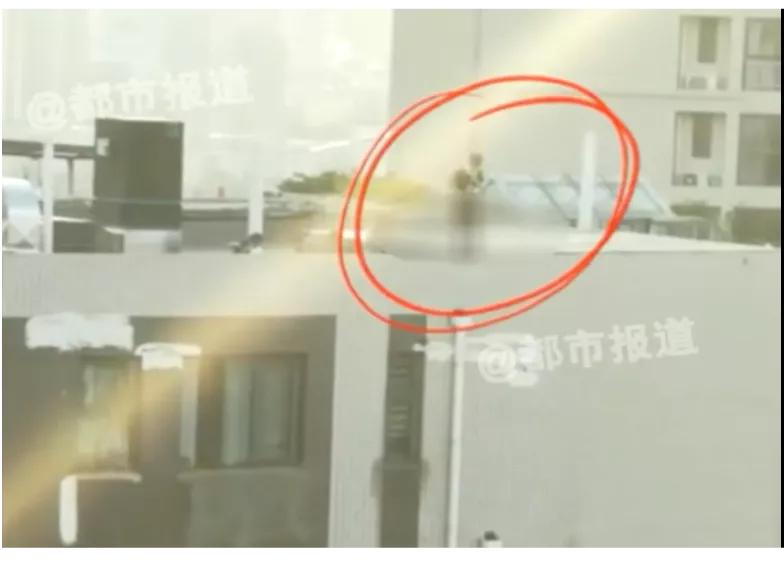 32层楼顶有小孩在玩,小孩爬上32层楼顶玩