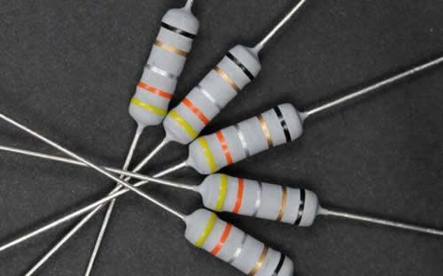 色环电阻颜色一样大小不一样,色环电阻坏了换颜色一样的行吗