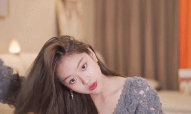 扁塌稀疏头发怎么变蓬松,头发贴头顶塌怎么扎