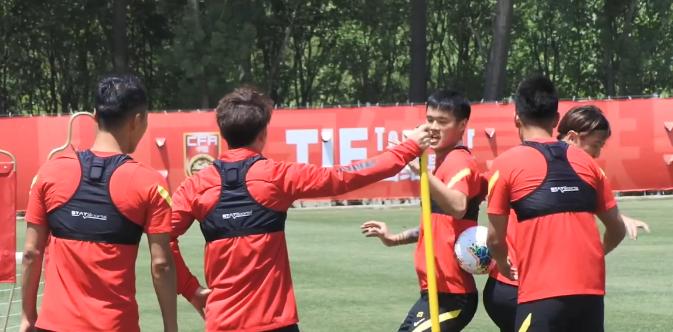 国足不过520改玩对对碰，游戏放松活跃气氛，4对组合谁表现更好