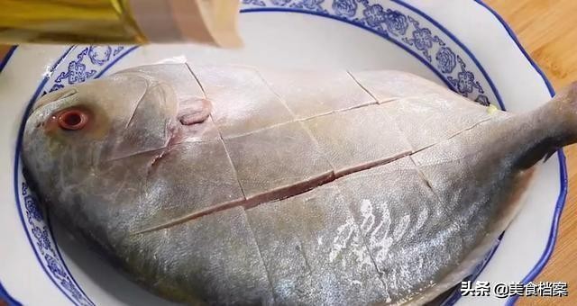 清蒸鲳鱼怎么做法比较好吃,清蒸五彩鲳鱼的做法和步骤