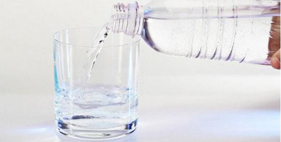 小苏打抹在脚上有什么作用,小苏打怎么去除脚上的茧子